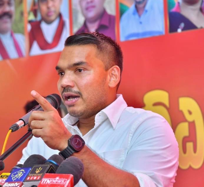 සමහරු ආණ්ඩුවට විරුද්ධව කටඋත්තර දුන්නම සියදිවි හානිකරගන්න තැනට ඇවිල්ලා තියෙනවා